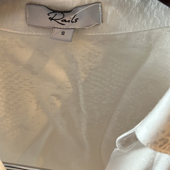 Rails button up white with snake print size XS but runs big - Picture 2 of 3